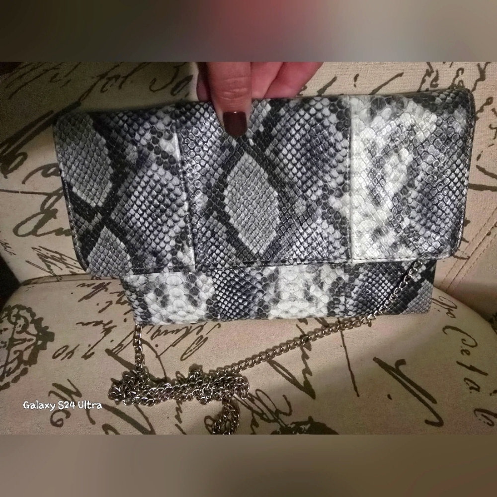 Beautiful Gray/Blk Python Textured Clutch/Crossbo… - image 1